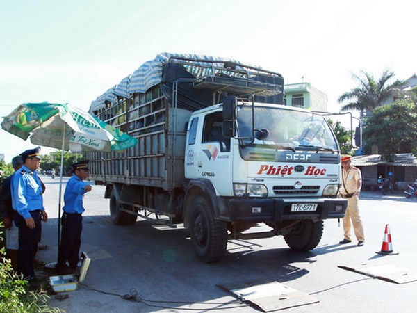 Lực lượng chức năng kiểm tra tải trọng của xe trên Quốc lộ 10 đến cầu vượt Lộc An, thành phố Nam Định.